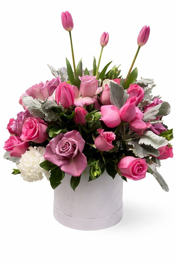 Arreglo mixto de rosas y tulipanes en caja blanca